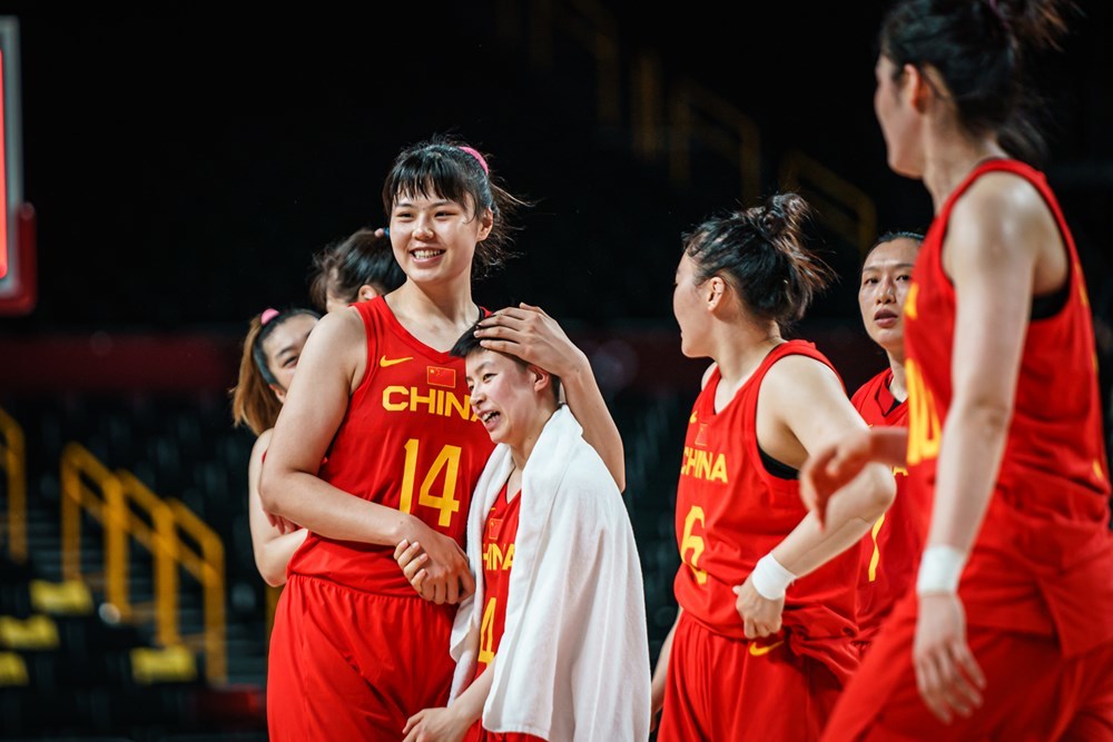 中国女篮97-55大胜波多黎各迎开门红，李月汝21分全场最高