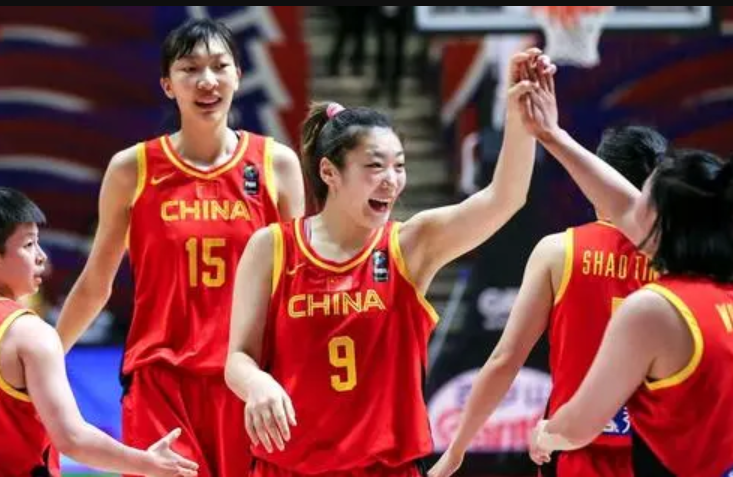 双塔火力全开！女篮42分大胜波多黎各女足，斩获女子三大球首胜！
