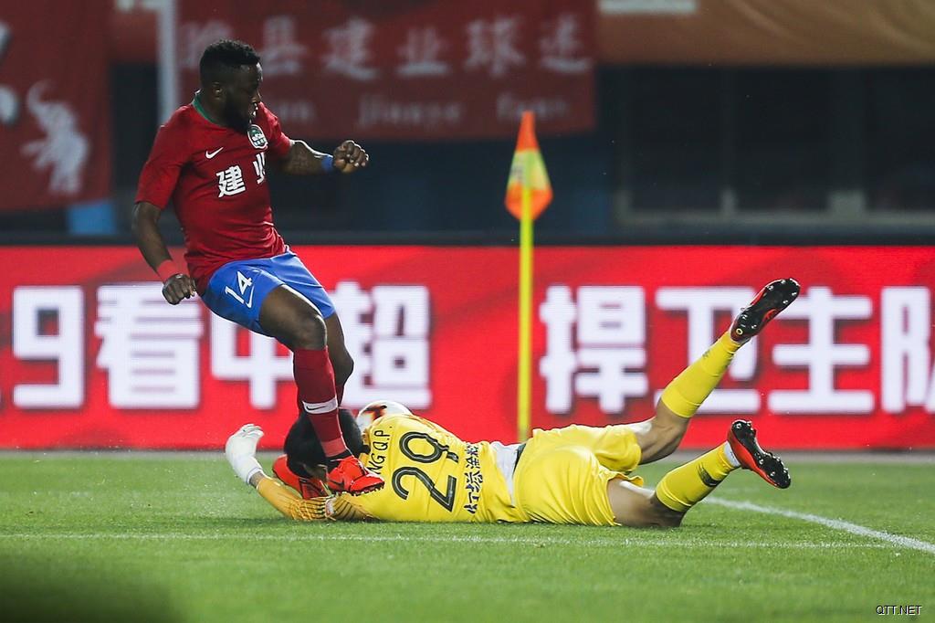奥汉德扎、巴索戈赛后看望杨启鹏，当面致歉并祝其早日康复