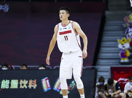 周鹏新赛季改穿9号球衣 11号球衣将永远属于广东男篮