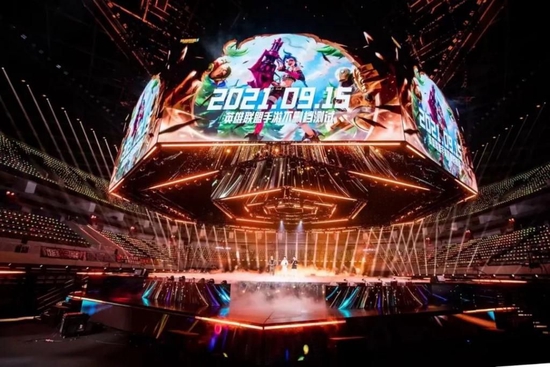 比如从 2020 年到 2021 年，LOL 手游等产品上线的重磅消息是在周年庆现场首发的 "