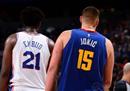 约基奇在现役NBA中锋中排名第一，恩比德紧随其后。