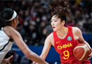 女篮世界杯报道中国女篮63-77美国女篮遭遇首场失利。孟莉拿下21分，韩旭拿下12分和6个篮板。
