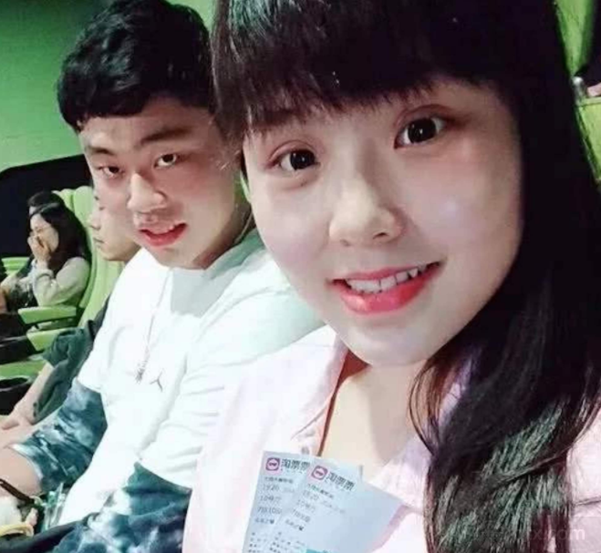 李月汝和男朋友赵义明一起看电影