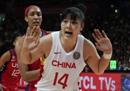 中国女篮时隔28年获得世界杯第二名，世界排名有望提高。