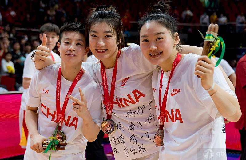 中间为中国女篮球员李梦