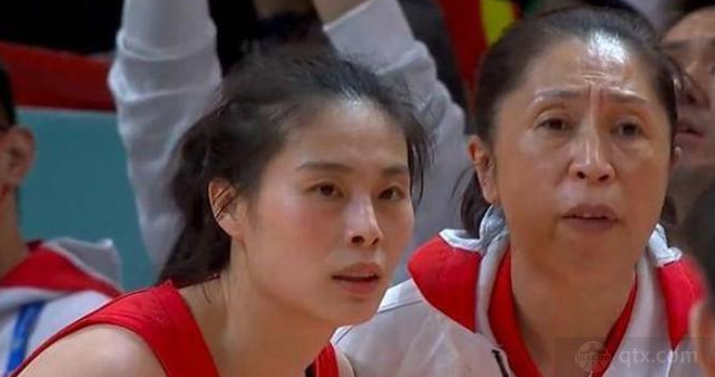 中国女篮队员与主帅郑薇
