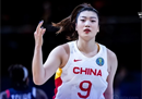 中国女篮vs法国队:孟莉拖着病体上阵，让她感动。全队带着信念战斗到底。