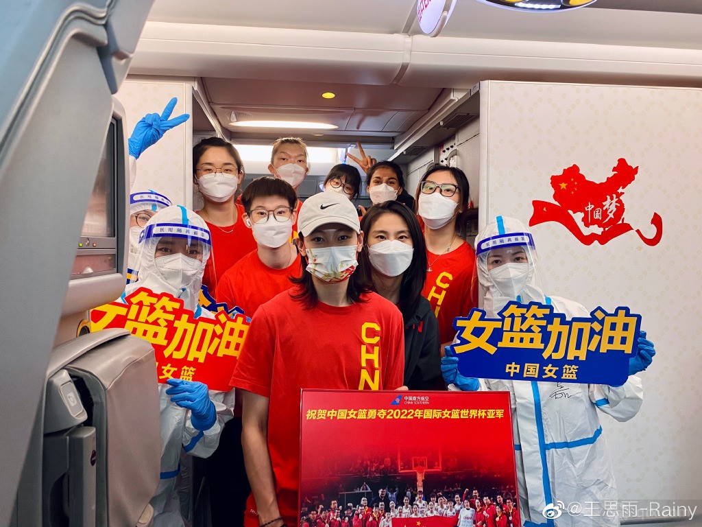 中国女篮首批队员回国