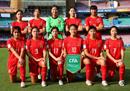 U17中国女足蔻驰赛后安慰泪流满面的球员。U17女足世界杯还是有出线希望的。