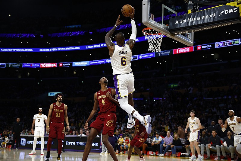 NBA常规赛湖人100-114骑士
