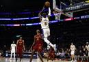NBA湖人100-114骑士米切尔常规赛33分，詹姆斯27分。