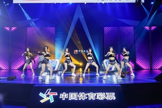 蕞红啦啦队热力开场