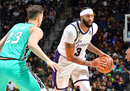 NBA湖人105-94马刺戴维斯常规赛25分15篮板，詹姆斯21分。