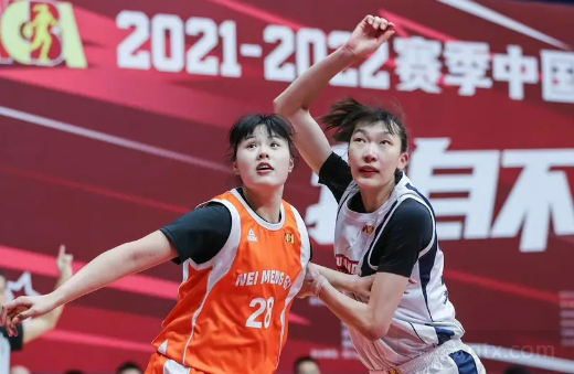 内蒙古女篮球员李月汝对位四川女篮球员韩旭