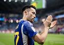 关于吉田麻也未能进入八强:输球后他不敢和教练森保一说话。