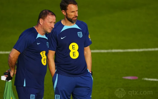史蒂夫·霍兰德（Steve Holland）和加雷斯·索斯盖特（Gareth Southgate）正在研究英格兰阻止基利安·姆巴佩（Shutterstock）的方式