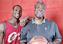 我在NBA的第一任教练詹姆斯·保罗·塞拉斯去世。