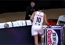 赵睿·杜峰匆忙回到更衣室，接连失误。