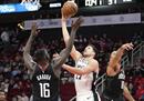 NBA马刺击败火箭，马刺七分，火箭三连败。