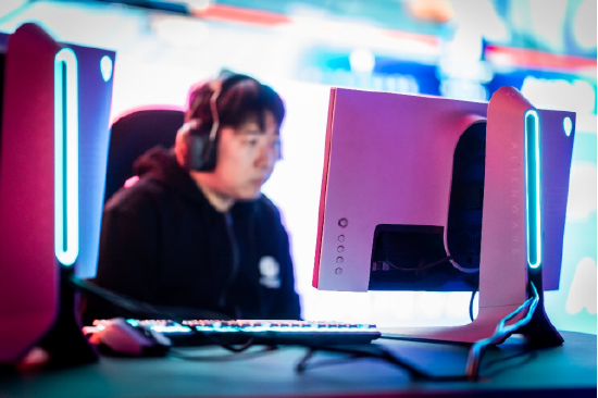 IG丨JIEWA比赛特写,ALIENWARE外星人提供战力支持