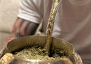 梅西百货新推出的yerba mate杯的银色吸管上印有三颗星星和世界杯的设计。