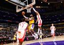 nba最新情况:湖人140-132火箭詹姆斯拿下48分8篮板9助攻沈拿下33分15篮板。