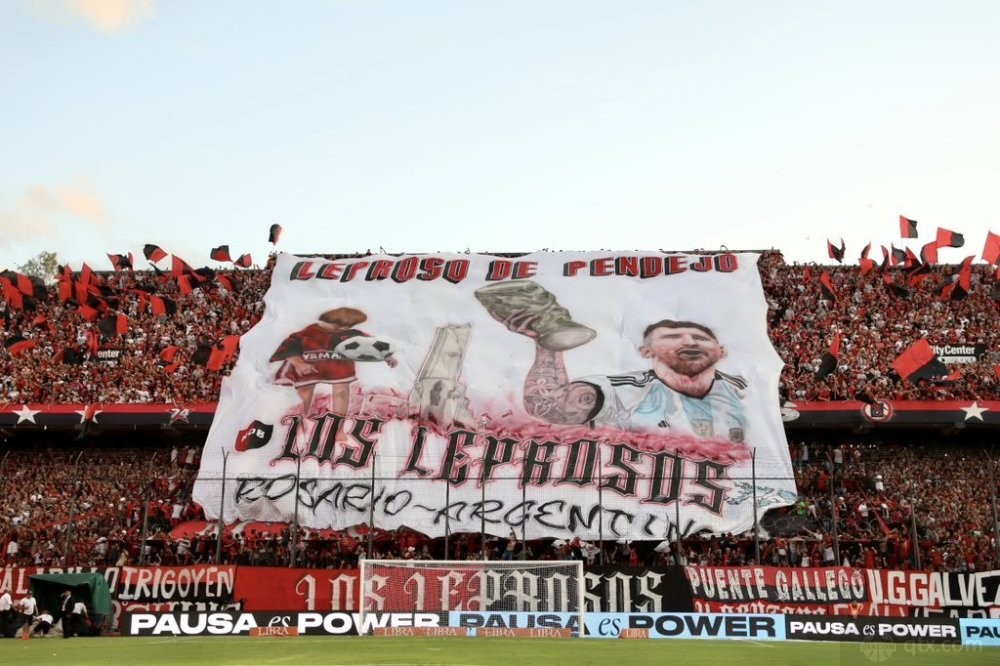 球迷展示梅西巨型TIFO