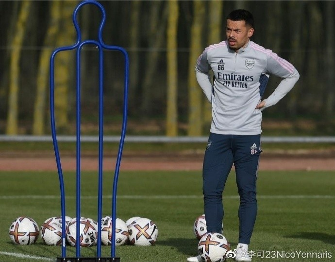 李可身穿阿森纳球衣进行恢复训练