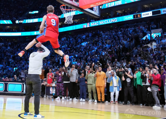 76人球员麦克-麦克朗在NBA全明星扣篮大赛中发挥出色拿到冠军