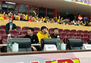周琦在经纪人隋然的陪同下出现在WCBA的总决赛上。
