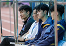 郑智回到广体观战，郑智目前是中国男足助理教练。
