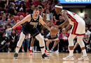 NBA今日战报热火129-122独行侠巴特勒35分12助攻丹西斯得分42 10 8。