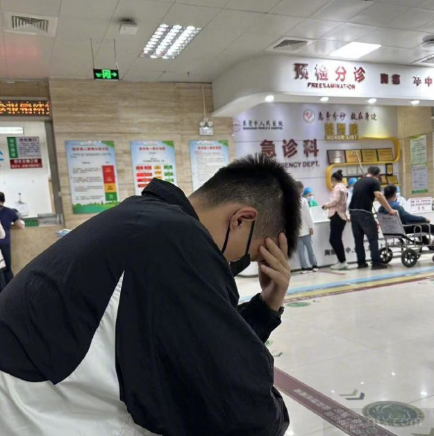 深圳男篮球员周鹏前往医院治疗甲流