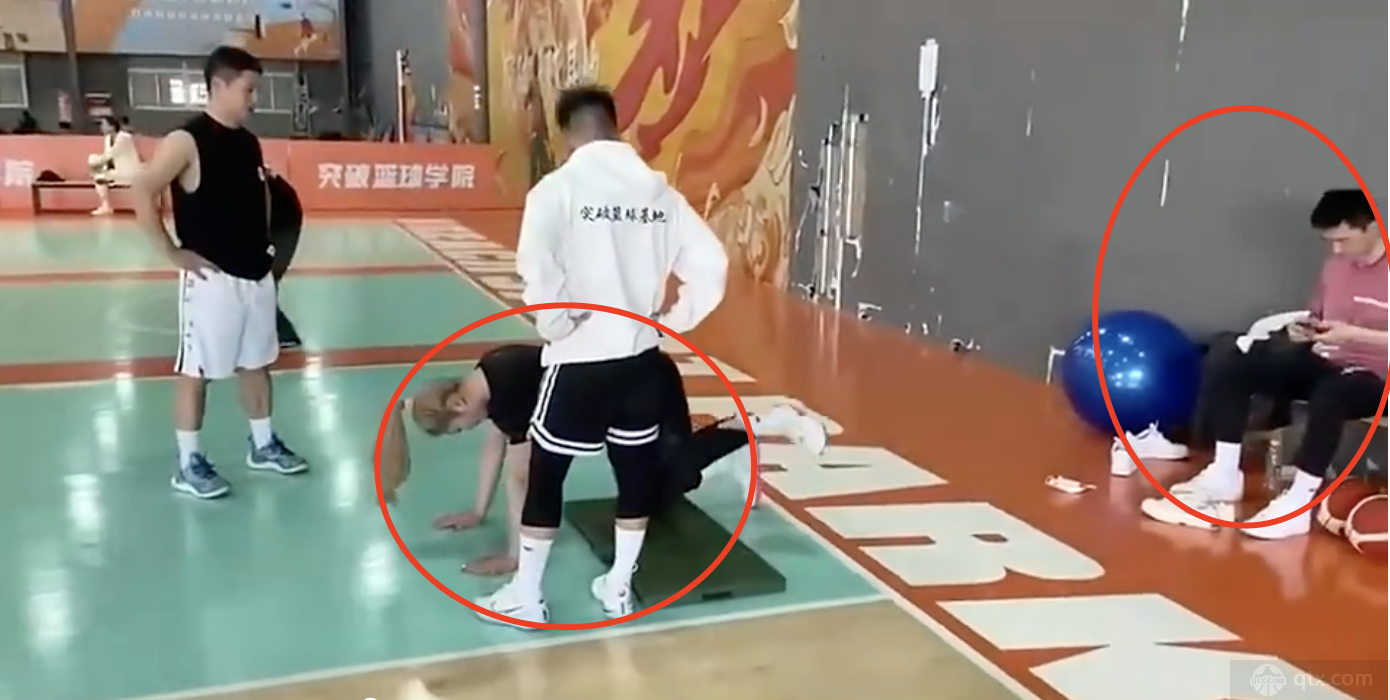 中国女篮球员李梦和前中国女篮领队张隆在近期现身四川当地的一所篮球学院