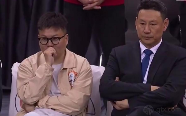 江苏男篮总经理在场下偷笑和江苏男篮主教练李楠引发了争议
