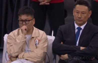 江苏男篮总经理史琳杰（左）