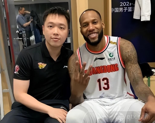 图左为广东男篮翻译小余