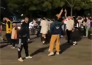 广厦球迷现在赛后矛盾重重。比赛结束后，他们大喊王波被解雇了。