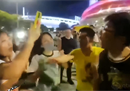 广厦球迷常规赛打辽宁女球迷。广厦女粉丝曾用中指嘲讽莫兰德。