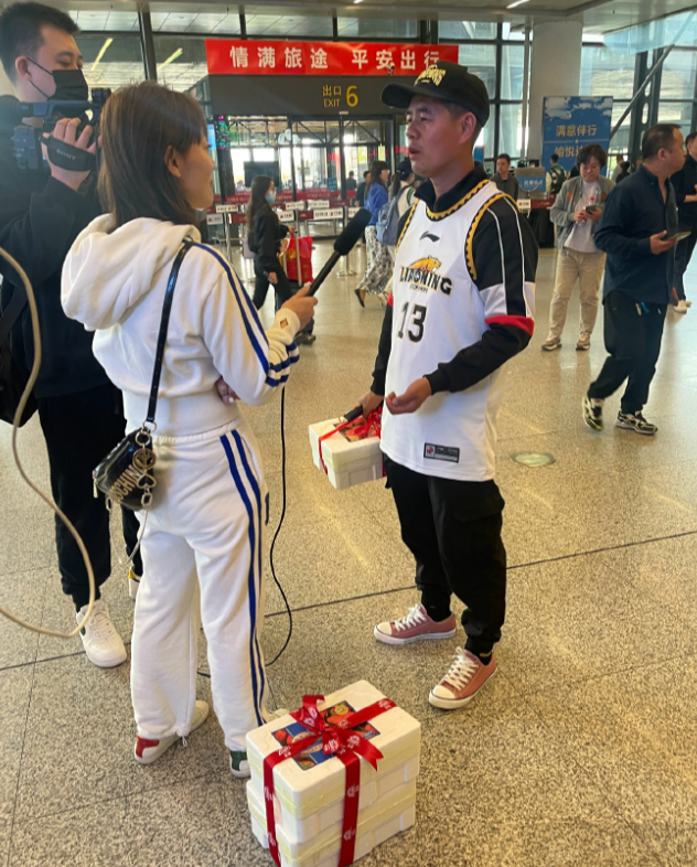 球迷拿草莓接机辽宁男篮