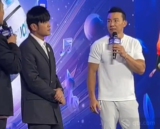 台湾著名歌手周杰伦和自己的好友刘畊宏一同出席活动