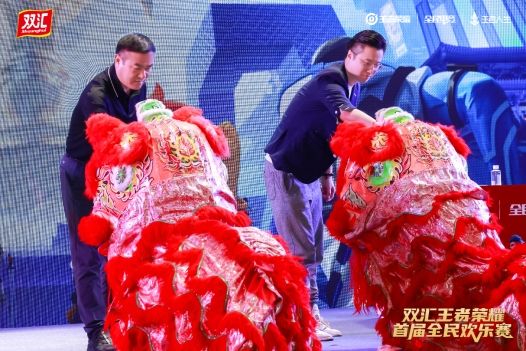 （双汇发展营销公关副总裁周霄）左<div></div> <div></div>（北京市电子竞技运动协会会长刘振）右