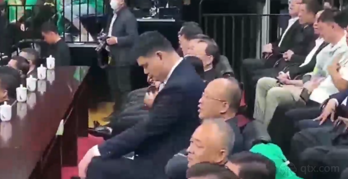 篮协主席姚明打瞌睡
