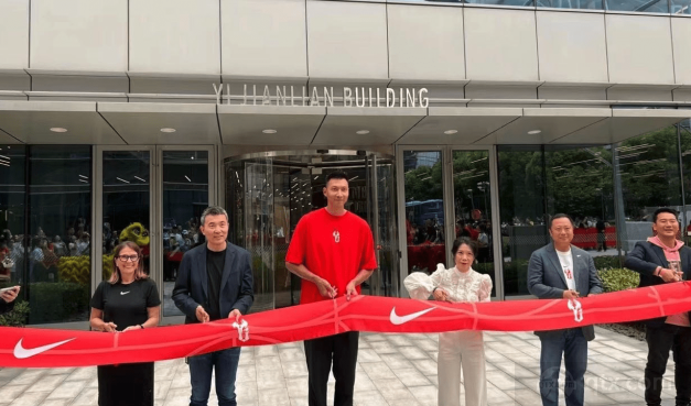 易建联参与“易建联楼”剪彩仪式