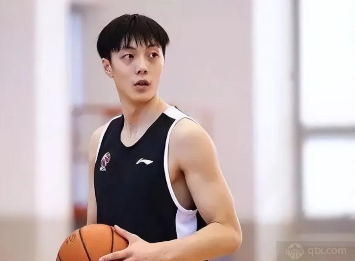 广东男篮队员胡明轩