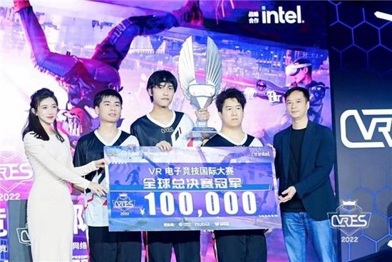 当红齐天集团联合创始人马子涵(左一)和英特尔中国市场部总监彭松斌(右一)为冠军颁奖