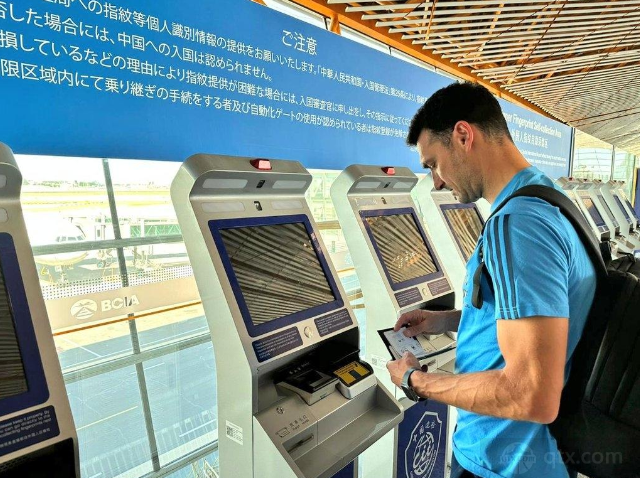 斯卡洛尼抵达北京