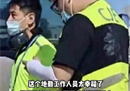 梅王秋，梅西中国行的第一个签名者，因为手续问题在机场滞留了两个小时。