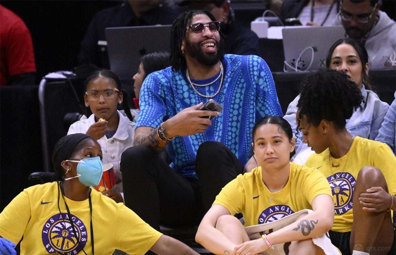 安东尼戴维斯带女儿现身WNBA